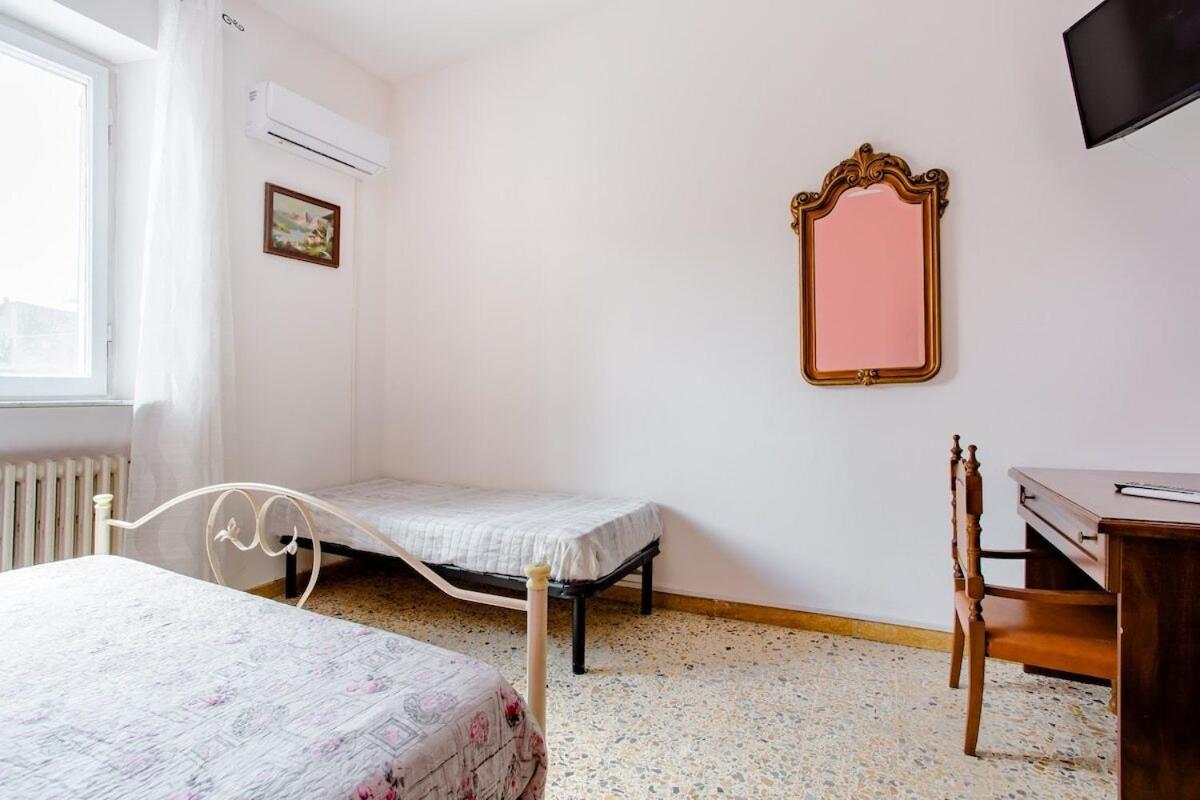 Casa Mafalda - Rooms, Friends And More - Affittacamere, Guest House Senigallia Pokój zdjęcie